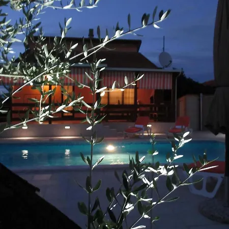 Marlena Mit Pool Holiday home Sisan